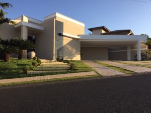 Residência no Condomínio Damha IV